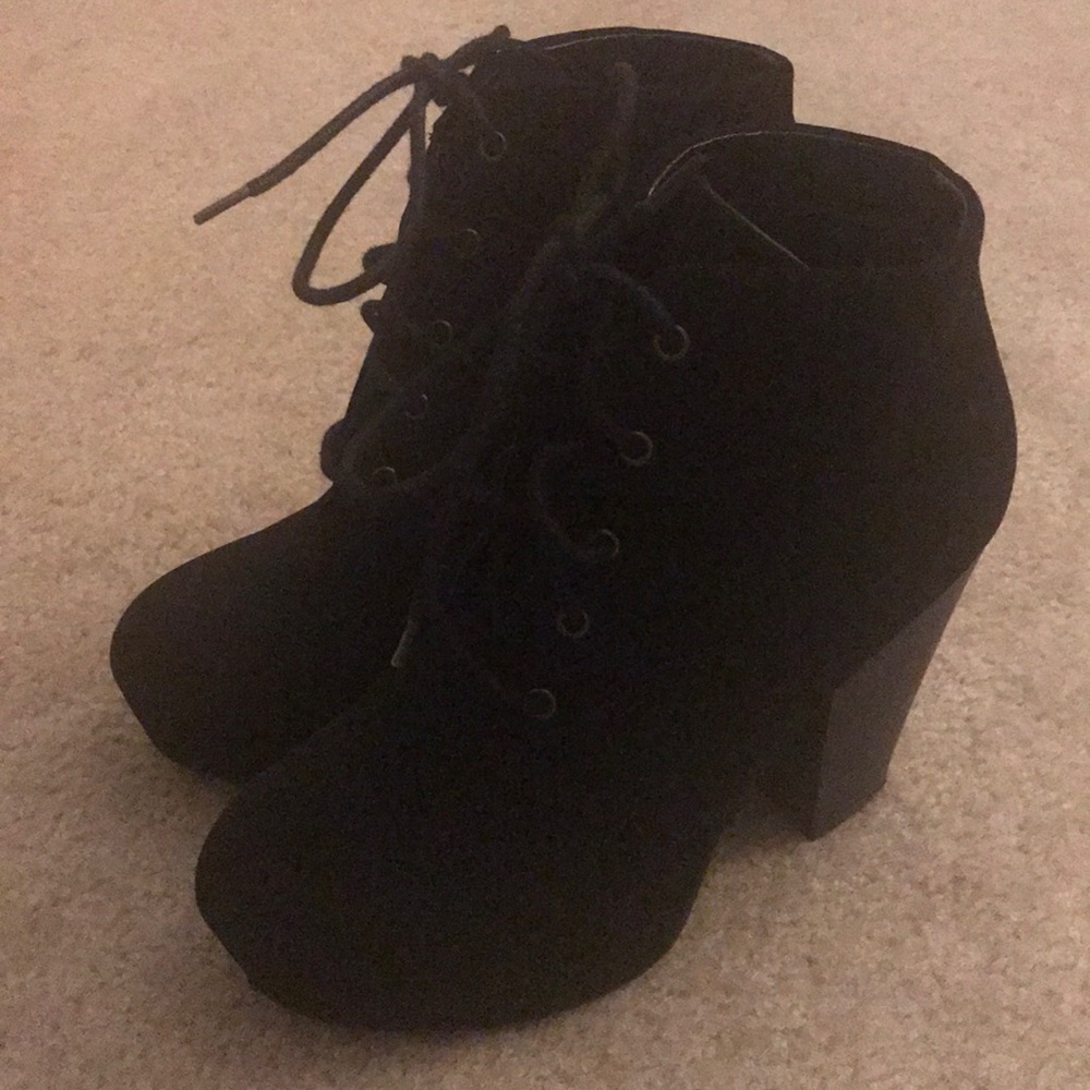 Gently worn lace up black booties!